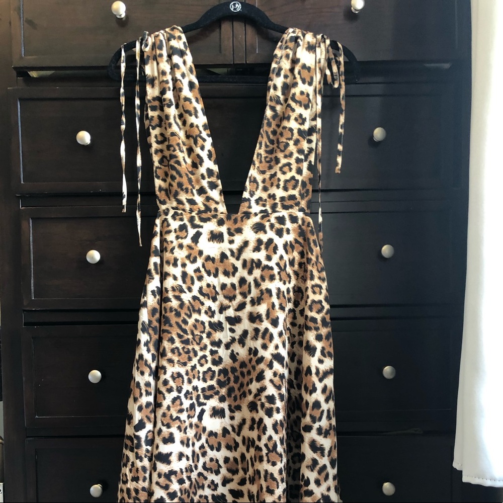 URBAN OUTFITTERS Deep V Cheetah Midi Dress